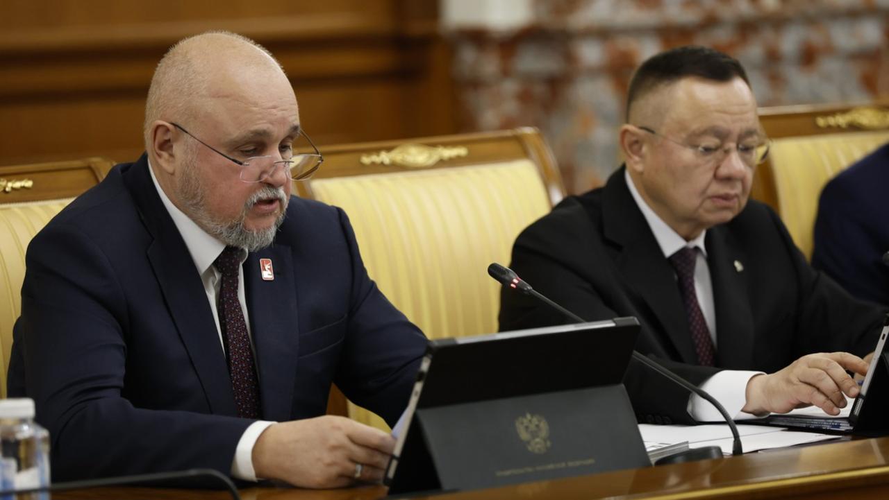 Сегодня на заседании Правительства РФ рассматривался вопрос прохождения осенне зимнего периода 2025 2026 годов На сегодняшний день отопительный период начат во всех субъектах Российской Федерации сообщил глава Минстроя Ирек Файзуллин Уровень подготовки в стране составляет 99 8 по многоквартирным домам Социальная сфера готова на 99 9 коммунальная инфраструктура на 99 8 Из 3042 проверяемых муниципалитетов паспорта готовности получили 2890 или 95 Это на 6 выше прошлогоднего уровня С начала отопительного периода зафиксировано 2 7 тыс аварийных ситуаций что на 17 меньше чем в прошлом году 12 из 374 компаний не получили паспорта готовности и продолжают подготовку и устранение замечаний сообщил Министр энергетики Сергей Цивилев Основные системообразующие компании подтвердили готовность к отопительному сезону и получили паспорта готовности Плановые поставки энергоресурсов в рамках северного завоза завершены Подземные газовые хранилища заполнены до целевых показателей В зоне нашего особого внимания в предстоящем отопительном сезоне останутся Дальний Восток юго восточная часть Сибири юг страны Дагестан воссоединённые и приграничные регионы а также работающая изолированно энергосистема Калининградской области Продолжается реализация мероприятий по повышению надёжности системы генерирующего оборудования тепловых электростанций Дальнего Востока и юга России а также в восьми первоочередных регионах программ повышения надёжности распределительного электросетевого комплекса