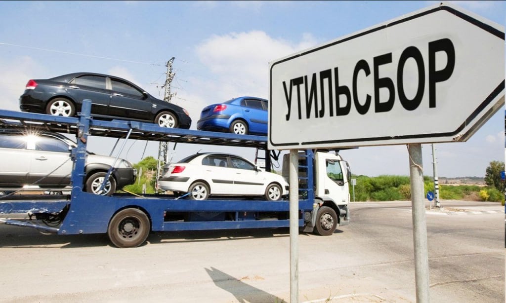 В России начали активно брать автокредиты перед повышением утильсбора. За сентябрь россияне набрали кредитов в 1,5 раза, чем за всё лето  Со следующей недели ставка утильсбора вырастет на 70-85%, поэтому автомобили подорожают сразу на 100-200 тысяч рублей.