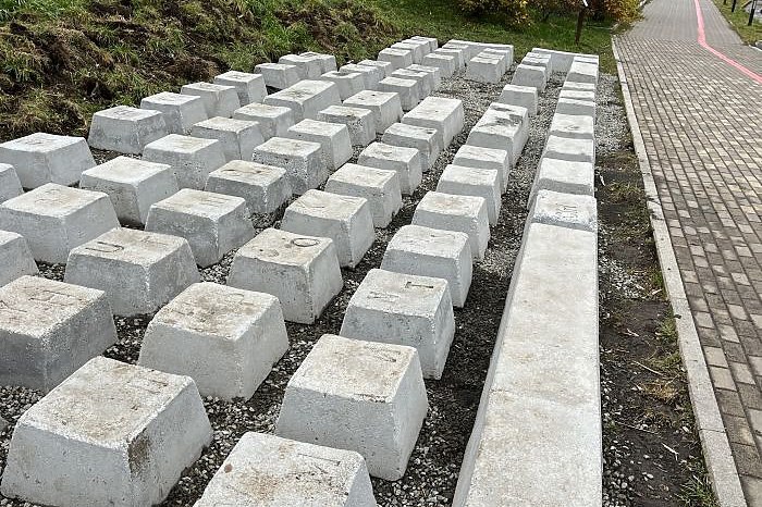 Руки из жо Блогер Артемий Лебедев обрушился на знаковую достопримечательность Екатеринбурга Известный дизайнер и блогер Артемий Лебедев раскритиковал обновленный знаковый объект Екатеринбурга Памятник клавиатуре По мнению Лебедева лучше бы реставраторы ничего не трогали Памятник клавиатуре был установлен 20 лет назад на набережной Исети в рамках фестиваля Длинные истории Екатеринбурга при поддержке ведущего в городе застройщика В этом году его решили обновить После этого бетонные клавиши стали еще более походить на обычные строительные Он не стал лучше он стал хуже потому что его реставрировали люди у которых руки растут из жопы Они только все испортили вместо того чтобы сделать отличные новые классные клавиши Сделали просто бетон еще сделали каких то там опечаток заявил Лебедев uralweb ru