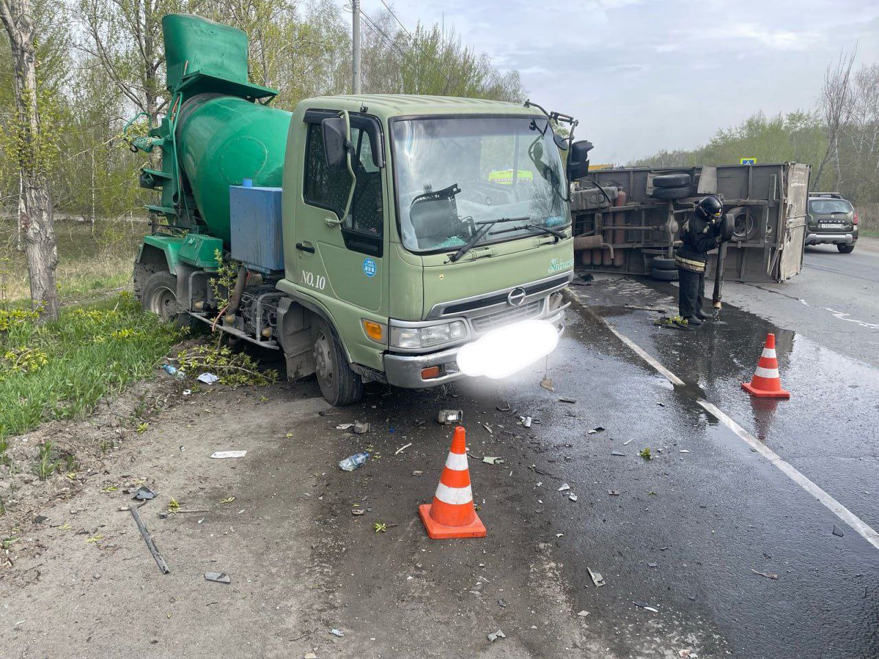 ДТП с опрокидыванием авто на съезде с улицы Северный Луч на Хлебозаводскую Столкнулись газель и бетономешалка. О пострадавших неизвестно. UPD: По предварительным данным, водитель, мужчина 2004 года рождения, управляя автомобилем Газель, и водитель, мужчина 1985 года рождения, управляя автомобилем Хино, совершили между собой столкновение. В результате ДТП оба водителя получили травмы, их доставили в больницу.