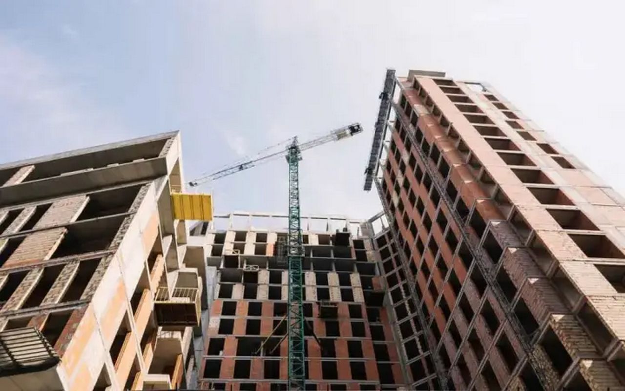 УКС предъявило к белгородскому Еврострою очередной иск на сумму более 430 млн рублей В арбитражный суд Белгородской области поступил еще один иск от регионального Управления капитального строительства к строительной организации Еврострой Сумма требований на этот раз составляет 433 млн рублей Информация следует из карточки дела Ранее Управление капстроительства уже подавало иск к компании на сумму 63 млн рублей Напомним только за лето против строительной компании было подано 12 исков а кредиторы публикуют сообщения о планах инициировать процедуру несостоятельности на Федресурсе В числе заявителей компании Русский Свет АВС Электро и множество подрядчиков с финансовыми претензиями общая сумма которых исчисляется десятками миллионов рублей Добавим что совладелец Евростроя Эдгар Херимян выступает фигурантом по уголовному делу экс вице губернатора региона Владимира Базарова которое связано с хищением средств при строительстве оборонительных сооружений Белгородская прокуратура расследует возможное хищение 1 3 млрд рублей на объектах нацпроектов четыре из пяти этих строек выполнял именно Еврострой t me abiregbel max