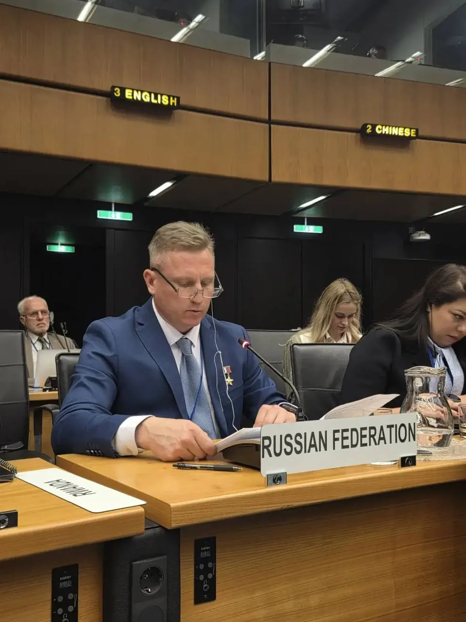 Роскосмос на международной арене космонавт Сергей Прокопьев выступил на сессии Юридического подкомитета Комитета ООН по космосу в Вене На заседании 65 й сессии Подкомитета Сергей Прокопьев выступил за усиление работы со стороны Юридического подкомитета в вопросах уменьшения засоренности космического пространства и удаления космического мусора делимитации космического пространства управления космическим движением а также проблематики деятельности связанной с космическими ресурсами   Российская Федерация подтверждает свою приверженность принципам международного космического права основанного на Договоре о космосе 1967 года и последовательно поддерживает сохранение космоса исключительно для мирных целей и обеспечение равного доступа к его ресурсам всех государств независимо от уровня их экономического и технологического развития
