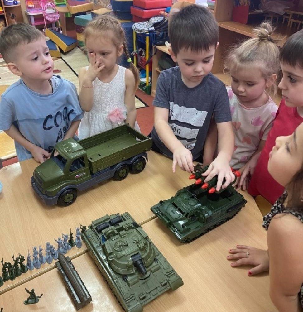 Минпросвещения создаст для детсадов перечень разрешенных игрушек соответствующих традиционным российским ценностям Планируется сформировать системный подход к оснащению детских садов по всей стране Определить минимальный перечень средств обучения и воспитания а также игры и игрушки соответствующие традиционным ценностям российского народа и способствующие развитию ребенка рассказал РИА Новости глава Минпросвещения Сергей Кравцов По словам чиновника благодаря таким игрушкам дети узнают об исторических деятелях России культурных традициях народных художественных промыслах и достижениях страны Фото maam ru