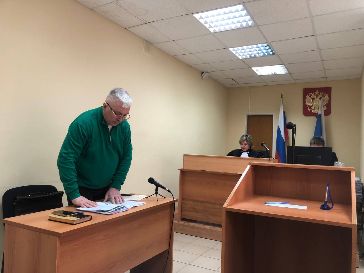 В России впервые назначили штраф по делу о поиске экстремистских материалов в интернете Суд в Свердловской области оштрафовал жителя Каменск Уральского Сергея Глухих на 3 тысячи рублей Об этом сообщает Медиазона По версии полиции молодой человек ехал в автобусе и искал в сети информацию о полке Азов который в России признан террористической организацией Как ранее рассказывал его адвокат во время поездки Глухих получил звонок от неизвестных которые предложили встретиться у его места работы чтобы обсудить возможность прохождения альтернативной гражданской службы На встрече его ждали сотрудники ФСБ они доставили Глухих в управление допросили скопировали данные с телефона и отпустили без оформления протокола В суде представитель ФСБ подтвердил что Глухих находился в поле зрения ведомства но отказался объяснить откуда спецслужба узнала о его поисковых запросах 8 октября молодого человека вновь вызвали в ФСБ после чего доставили в полицию где и составили административный протокол Адвокат Сергей Барсуков подчеркнул что силовики не доказали умысел изображение шеврона Азова по его словам могло появиться в результатах поиска случайно даже без целенаправленного запроса