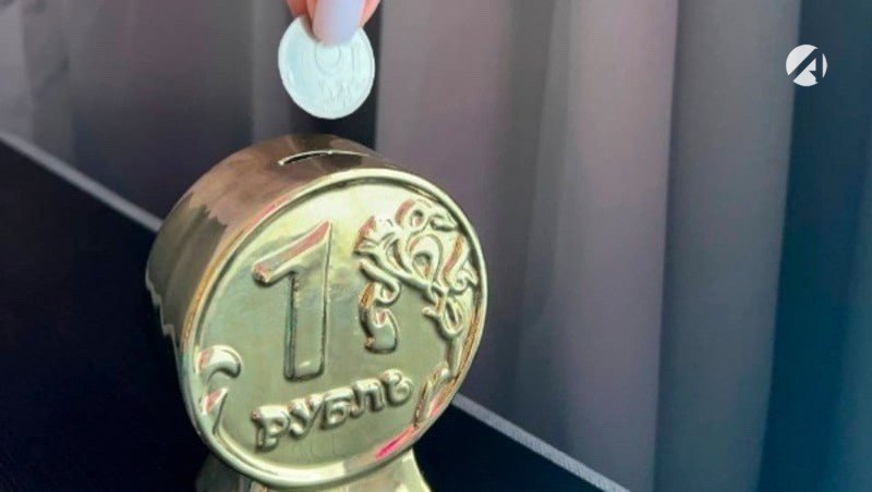 Только 16 женщин рассчитывают на полное обеспечение мужа Лишь 16 женщин надеются что их финансовые вопросы будет закрывать супруг передаёт ТАСС со ссылкой на данные опроса Финуслуг Большинство около 60 предпочитают вкладываться в семейный бюджет совместно Похожей позиции придерживаются и мужчины 53 участников опроса уверены что работать и зарабатывать должны оба Только 7 мужчин ожидают что жена полностью возьмёт на себя их расходы но из женщин на это согласны лишь 2 В большинстве семей 59 ведётся общий бюджет а важные покупки обсуждаются вместе Чаще всего финансовые споры возникают из за трат на личные хобби отдых и походы в рестораны а ситуация когда все расходы берет на себя один человек встречается лишь в 15 пар Астрахань 24 в МАХ