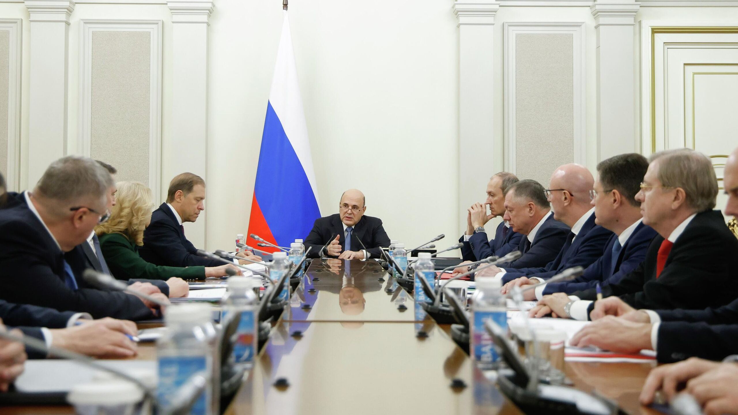 Премьер министр РФ Михаил Мишустин назначил директора департамента сопровождения законопроектной деятельности и нормативно правового регулирования правительства России Павла Степанова временно исполняющим обязанности полпреда правительства в Конституционном и Верховном судах РФ сообщили в пресс службе кабмина Председатель правительства Михаил Мишустин возложил временное исполнение обязанностей полномочного представителя правительства в Конституционном и Верховном судах Российской Федерации на Павла Степанова Этот пост он будет совмещать с занимаемой должностью директора департамента сопровождения законопроектной деятельности и нормативно правового регулирования правительства указано в сообщении Ранее полпредом правительства РФ в Конституционном и Верховном судах был Михаил Барщевский Мишустин ранее подписал распоряжение согласно которому Барщевский с 26 декабря был освобожден от этой должности в связи с выходом на пенсию