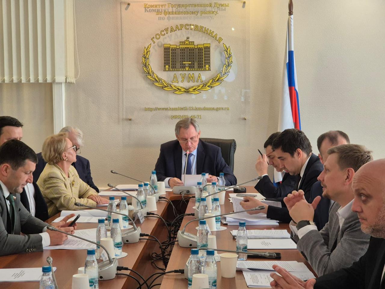 Комитет Госдумы по энергетике рекомендует продолжить консолидацию электросетевого комплекса и обращает внимание на недопустимость нарушения законодательства о системообразующих территориальных сетевых организациях. Об этом сообщают по итогам заседания, которое провёл председатель Комитета Николай Шульгинов. На 1 января 2025 года количество ТСО составило 619 организаций, что на 66% ниже количества ТСО на 1 января 2022 года. Дальнейшая консолидация будет проводиться преимущественно на базе СТСО, сообщил замминистра энергетики РФ Евгений Грабчак. По его словам, министерство ведёт работу по совершенствованию критериев СТСО и ТСО путем учета при оценке только электросетевого имущества, которым организация владеет на праве собственности; уточнении порядка определения заявленной мощности в договоре на оказание услуг по передаче электроэнергии, а также определения места исполнения обязательств по договорам между СТСО и потребителями. В Минэнерго также предлагают усилить роль СТСО в согласовании инвестиционных программ ТСО, ввести ответственность за уклонение от заключения так называемых ДоПИ, договоров об использовании электросетевых объектов, с СТСО. В целях исключения формирования противоречивой судебной практики в отношении части региональных и муниципальных сетей, подлежащих передаче в СТСО, полагаем необходимым закрепить на уровне федерального закона прямое указание о прекращении действия договоров аренды региональных и муниципальных сетей для их передачи в СТСО в обязательном порядке В ходе заседания представитель Генпрокуратуры Наталья Федотова отметила полную поддержку ведомством введения института СТСО и необходимость безусловного соблюдения требований соответствующего законодательства. Замруководителя ФАС России Геннадий Магазинов подтвердил выводы Комитета и Минэнерго о выявленных в ходе применения закона об СТСО проблемах, сделав акцент на вопросе достоверности и доступности для экспертов СТСО информации о реальном количестве и титуле условных единиц в перечнях объектов, подлежащих передаче в СТСО и его влиянии на тарифное регулирование.