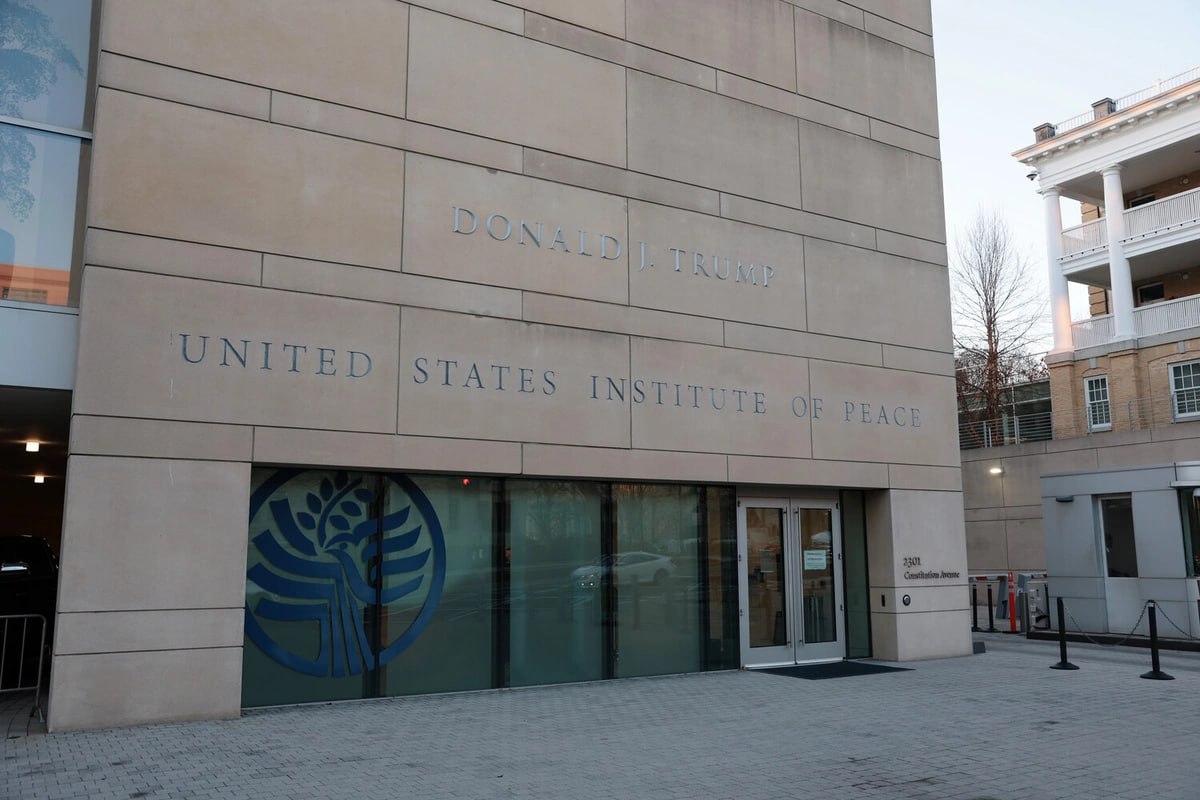 Институт мира США переименовали в честь Трампа Государственный департамент США переименовал расположенный в Вашингтоне Институт мира США USIP в честь американского президента Дональда Трампа Oб этом сообщила пресс служба ведомства в соцсети X Госдеп переименовал бывший Институт мира чтобы отразить имя величайшего переговорщика в истории нашей страны Добро пожаловать в Институт мира имени Дональда Трампа говорится в заявлении Пресс служба также прикрепила к публикации фотографию здания института на котором впервые появилась надпись с именем главы Белого дома По данным телеканала CNN в начале текущего года администрация Трампа фактически закрыла институт из бюджетных соображений Учреждение было создано американским конгрессом в 1984 году с целью разрешения международных конфликтов ruoxuaz ДональдТрамп   Новости Азербайджана Написать нам