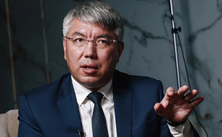 Глава Бурятии Алексей Цыденов направил письма в Минприроды и губернатору Нижегородской области и главе комиссии Госсовета по направлению Экология Глебу Никитину с предложением исключить крупнейшую угольную ГРЭС его региона из проекта Чистый воздух письма есть у РБК Он утверждает что для сокращения выбросов в соответствии с условиями проекта необходимо вполовину сократить мощности ГРЭС что лишит часть жителей электро и теплоэнергии Речь идет о крупнейшей угольной электростанции Восточной Сибири ГРЭС в городе Гусиноозерске филиал АО Интер РАО Электрогенерация В письме на имя министра экологии и природных ресурсов Александра Козлова Цыденов отмечает что Гусиноозерск был включен в эксперимент по квотированию выбросов загрязняющих веществ в атмосферу к 2036 году необходимо снизить выбросы в два раза к уровню 2020 года ГРЭС соответственно вошла в перечень квотируемых объектов Фото Андрей Любимов РБК РБК в Telegram и MAX