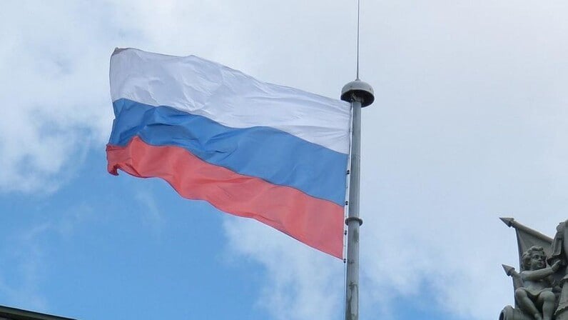 Россия получила первый суверенный кредитный рейтинг после начала СВО — BBB+g со «стабильным» прогнозом от китайского China Chengxin International Credit Rating. Такой рейтинг означает среднюю экономическую и финансовую устойчивость и такой же риск дефолта. Российская экономика постепенно адаптируется к санкциям и демонстрирует устойчивость к потрясениям, а геополитические риски стабилизируются, пишет CCXI в обоснование рейтинга. Агентство также указало, что расширение военно-промышленного комплекса России с начала СВО снизило энергетическую зависимость страны и может позволить стране постепенно восстановить гражданское развитие экономики на основе этих цепочек поставок.