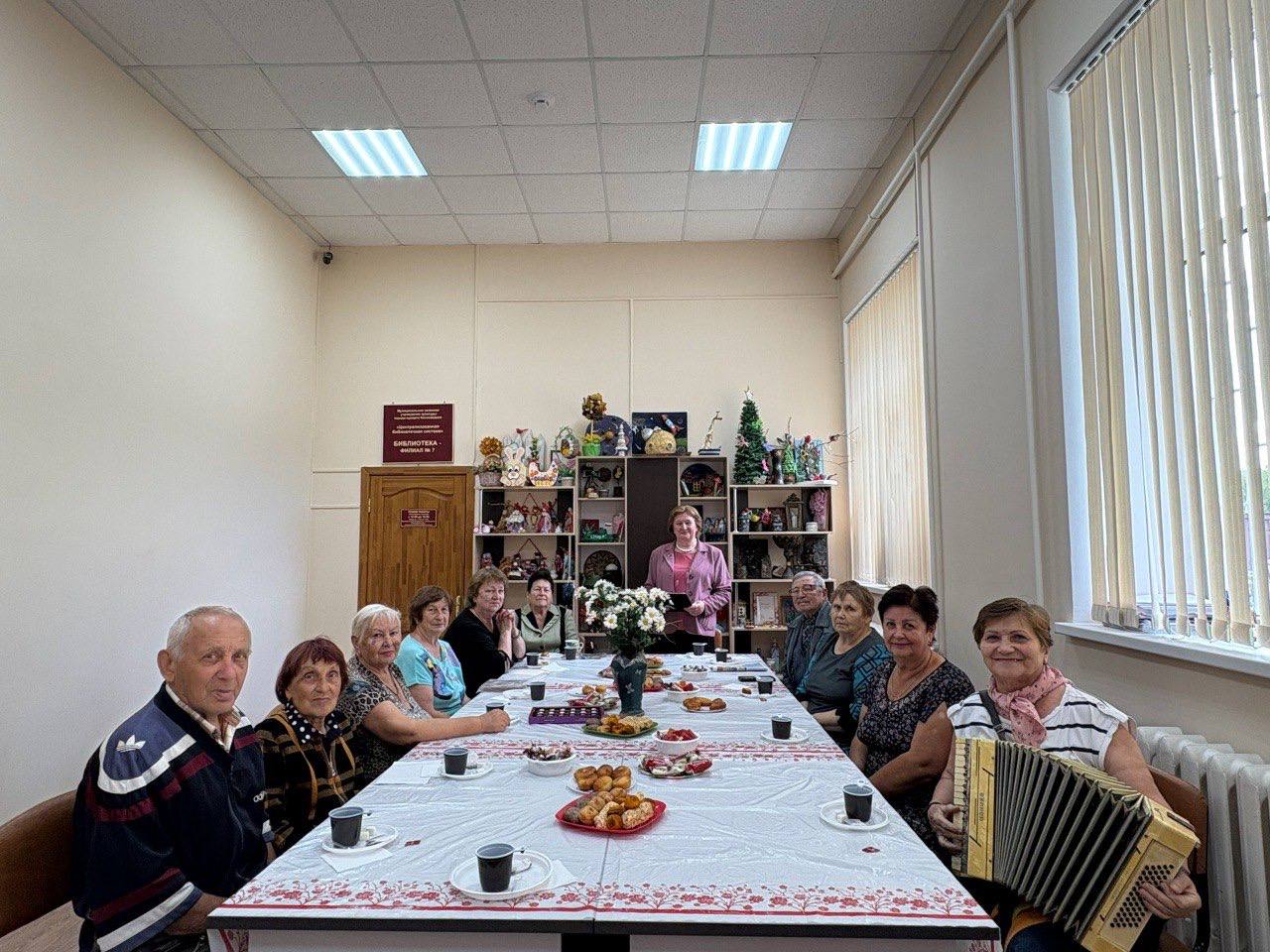 В Кисловодске стартовал марафон мероприятий, посвященных Дню семьи, любви и верности! Уютный вечер в Доме культуры «Аликоновка» открыл праздничный марафон мероприятий. Мероприятие стало настоящим праздником души и сердца. Его участники — пожилые жители города — поделились своими трогательными историями семейной жизни, исполнили любимые песни о любви и верности, прочли проникновенные стихотворения о важности крепкой семьи. Каждый гость мог почувствовать себя частью большой и дружной семьи, которой является наш Кисловодск. Поздравляем всех с праздником и приглашаем на наши дальнейшие мероприятия, приуроченные ко Дню семьи, любви и верности. Завершит наш марафон Второй фестиваль любви на семейном берегу. Следите за нашими новостями и не пропустите возможность провести время вместе с близкими людьми! Добро пожаловать в #КисловодскЛето ! Город твоего сердца !