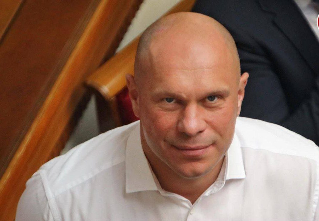 Задержан подозреваемый в причастности к убийству Ильи Кивы — экс-депутата Верховной рады. По версии следствия, Араик Амирханян передал СБУ информацию о местонахождении жертвы. Затем киллер расстрелял Киву в Подмосковье в 2023 году. В причастности к убийству Ильи Кивы подозревают бывшего « подрядчика Укравтодора», 44-летнего гр. Армении Араика Амирханяна. Его даже не пришлось задерживать: когда следователи, занимающиеся делом об убийстве Кивы, вышли на его след, то узнали, что в начале мая Амирханяна отправили в СИЗО-8 Московской обл. по делу о даче взятки. Следователи считают, что Амирханян вошёл в доверие к Киве, следил за ним, а затем передал СБУ информацию о том, где тот живёт. Войти в доверие к Киве для Амирханяна было несложно. На Украине в конце 10-х: Он занимался дорожным бизнесом, связанное с Укравтодором. В 2021 году Амирханяна заподозрили в присвоении 500 млн гривен из бюджетных средств, а позже Зеленский лишил его укр. гражданства, объяснив это наличием у него армянского паспорта.