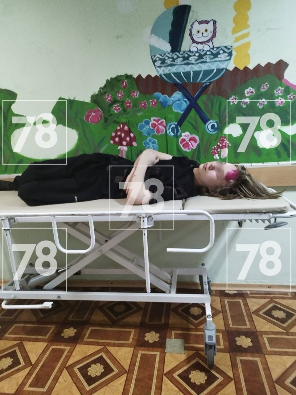 В Шушарах мужчина избил подростка, разносившего листовки 14-летний школьник получил сотрясение мозга, перелом копчика и множественные ушибы после конфликта с жильцами на Первомайской улице. Подросток разносил листовки, носил экшн-камеру — на видео видно, как его обвиняют в грубости и «нападении» на консьержку. После этого в подъезд спустился мужчина и жестоко избил парня. Пострадавший вызвал полицию и отца, его госпитализировали. Сейчас он не может вставать. По словам отца, подано заявление в полицию. Подписаться Новости СПБ