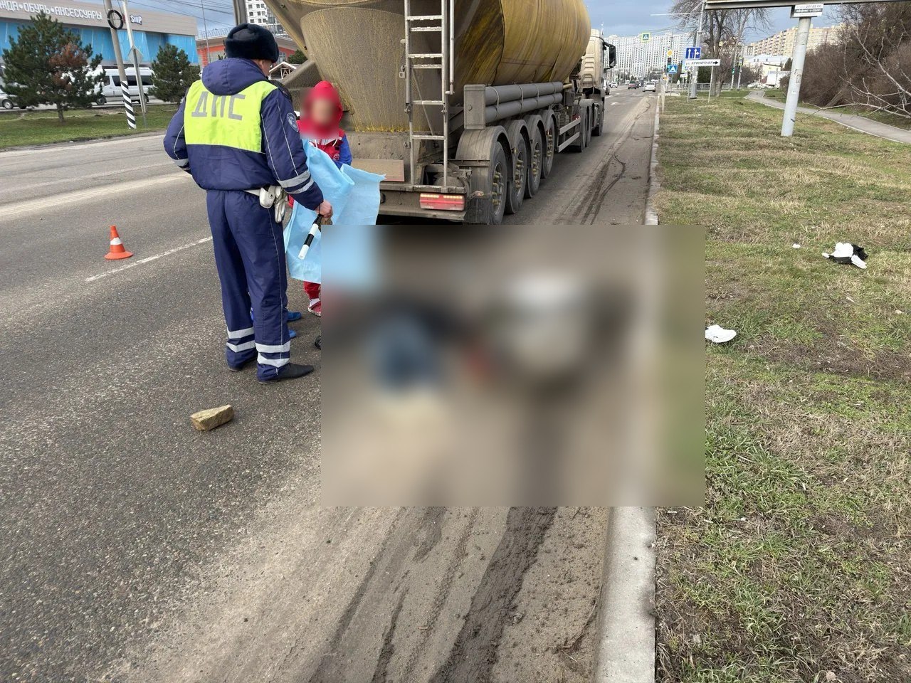 1  2  3  4  5   Водитель мопеда погиб в ДТП ДТП произошло Анапском шоссе По предварительным данным 40 летняя жительница Анапы управляя мопедом двигалась в сторону г Анапа Во время движения женщина не справилась с управлением допустила наезд на бордюр в следствие чего упала на проезжую часть попав при этом под колёса грузового автомобиля двигавшегося в попутном направлении В результате полученных травм пострадавшая скончалась на месте до приезда бригады скорой помощи Госавтоинспекция города Анапа предупреждает Мопед технически сложный вид транспорта требующий от водителя не только базовых навыков управления но и постоянного внимания понимания дорожной ситуации и строгого соблюдения ПДД  Даже небольшая неосторожность превышение скорости резкий манёвр игнорирование сигналов или недооценка погодных условий может привести к потере контроля падению и тяжёлым травмам Ввиду ограниченной защищённости водителя последствия ДТП с участием мопеда зачастую оказываются фатальными Поэтому к управлению таким транспортом следует подходить со всей ответственностью не пренебрегая средствами защиты и адекватной оценкой собственных возможностей Полиция Анапы ВК ОК Rutube Дзен