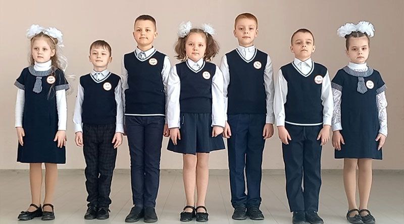 Требования к одежде учеников установлены в Запорожской области  В Запорожской области установлены требования к одежде для учеников государственных образовательных учреждений, -  сообщили в Минобразования региона.   Внешний вид и одежда обучающихся должны соответствовать общепринятым нормам делового стиля, иметь классический крой и носить светский характер.  Для учеников устанавливаются следующие виды одежды:  ⏺Повседневная одежда - используется для посещения учебных занятий  для мальчиков - темные брюки, светлая однотонная рубашка  возможен пиджак и  или  жилет, дополненные галстуком, поясным ремнем ;   для девочек и девушек - темная юбка  сарафан, брюки , светлая однотонная непрозрачная блузка длиной ниже талии  возможен пиджак и  или  жилет или платье, дополненное съемным воротником, галстуком .  ⏺ Парадная одежда - используется в дни проведения праздников и торжественных линеек :  повседневная одежда дополняется белыми рубашками  и блузками.   Спортивная одежда - используется на занятиях физической культурой и спортом .  футболка, спортивные шорты или спортивные брюки, спортивный костюм, кеды или кроссовки.  На одежде учеников могут использоваться отличительные знаки общеобразовательной организации  класса, параллели классов : эмблемы, нашивки, галстуки.  Ученикам не рекомендуется ношение одежды, обуви и аксессуаров с травмирующей фурнитурой, символикой асоциальных неформальных молодежных объединений, а также пропагандирующих психоактивные вещества и противоправное поведение.  Решение о введении требований к одежде обучающихся должно приниматься всеми участниками образовательного процесса, учитывать материальные затраты малообеспеченных и многодетных семей.  Ознакомиться с приказом