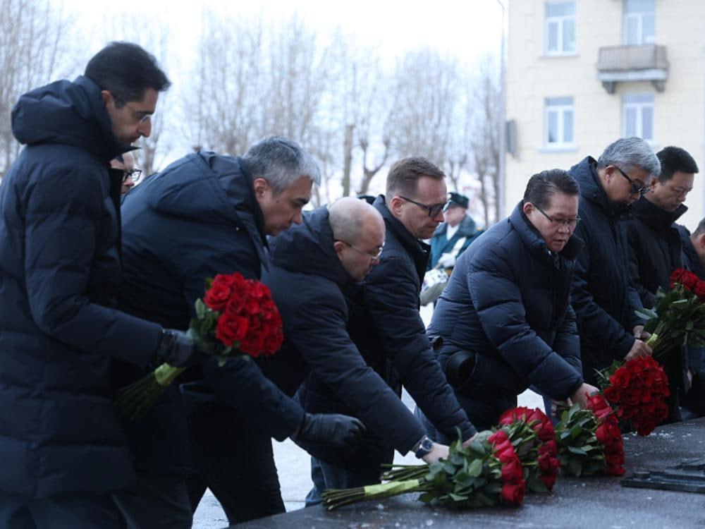 Все флаги в гости к нам: в Архангельске высадился большой десант дипломатов  В Архангельск прибыли дипломаты Бразилии, Казахстана, Китая, Малайзии, Марокко, Монголии, Саудовской Аравии и Узбекистана.  Руководители и представители посольств иностранных государств проведут в регионе три дня в рамках дипломатической миссии.  С 13 по 15 февраля в рамках деловой программы дипломаты, представляющие дружественные России государства, встретятся с губернатором Архангельской области Александром Цыбульским, посетят лесозавод № 25 и Архангельский целлюлозно-бумажный комбинат, познакомятся с промышленным, инвестиционным, туристическим, культурным потенциалом региона в рамках большого мероприятия на площадке агентства регионального развития, посетят культурно-исторические и туристическое объекты региона.  Первый день делового визита начался с торжественной церемонии возложения цветов к монументу «Воинам-северянам, павшим в годы Великой Отечественной войны» на площади Мира.  Фото правительства Архангельской области