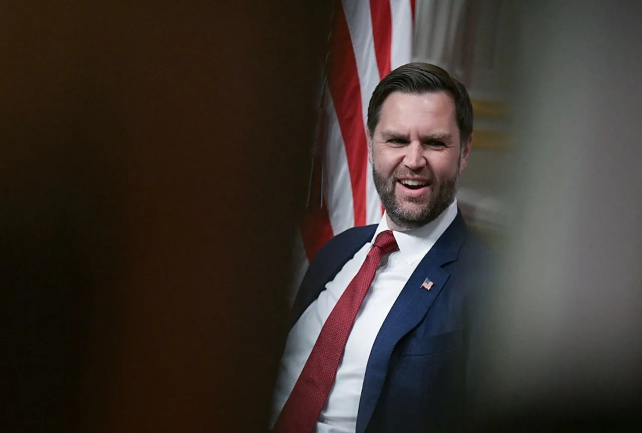 Перемирие между США и Ираном было достигнуто благодаря участию в переговорах Вэнса и посредников из Китая утверждает корреспондент агентства Ассошиэйтед Пресс Фарнуш Амири со ссылкой на чиновника одной из стран посредников По ее словам Вашингтон подключил Вэнса к переговорам поздно вечером во вторник а Китай в свою очередь способствовал тому чтобы Иран принял условия сделки