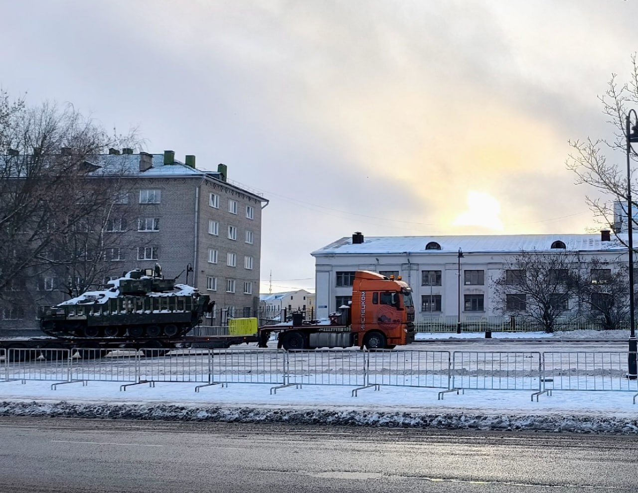 В центре Пскова выгружают трофейную технику, захваченную военнослужащими группировки «Север» ВС РФ в ходе специальной военной операции. Выставка откроется 8 января в 11:00 и будет работать до 25 января. Обещают, что на ней будет представлено 16 единиц техники, состоящей на вооружении ВСУ и стран НАТО: Турции, Великобритании, Финляндии, США, Франции и Австралии. В том числе – бронетранспортер М113, танк Abrams, французский танк АМX, бронемашина Mastiff, боевая машина пехоты Bradley.