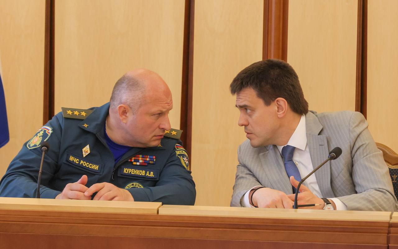 В Красноярск прибыл с рабочим визитом министр МЧС России Александр Куренков. Он обсудил с губернатором Красноярского края развитие пожарно-спасательной инфраструктуры региона и провел штаб по лесопожарной обстановке. Была достигнута договоренность о федеральной поддержке в случае ее осложнения. "Благодаря качественной системе мониторинга и слаженной работе лесопожарных подразделений почти 90% пожаров удается потушить оперативно - в первые сутки. Ситуация находится под контролем - на сегодняшний день все лесные пожары в крае ликвидированы. Тем не менее, считаю, что это не повод расслабляться. Судя по прогнозу, как минимум до сентября предстоит напряженная штабная работа", - поделился глава региона Михаил Котюков. : телеграм-канал Михаила Котюкова