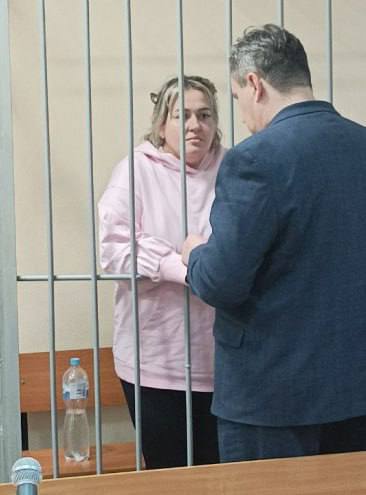 Два замминистра воронежского ЖКХ Наталия Толчеева и Елена Евсюкова попали под второе уголовное дело. Их обвиняют в злоупотреблении полномочиями, ранее им уже предъявили обвинения в мошенничестве. В феврале 2022 года они заключили контракт с коммерческой организацией на 9,3 млн рублей и приняли работы без экспертизы, подделав результаты. Сейчас обе находятся под домашним арестом. Фото: Вести Воронеж Подписаться Типичный Воронеж