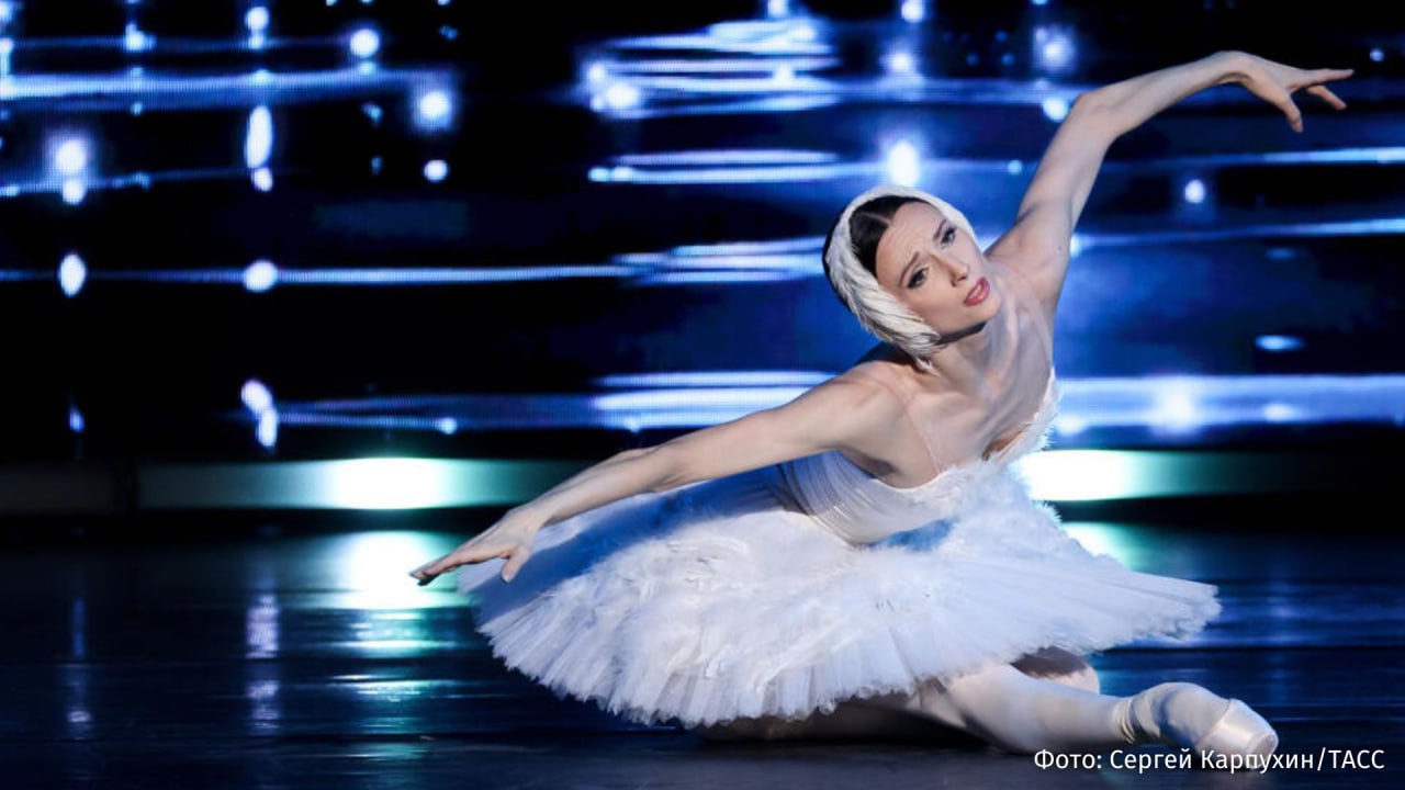 В Италии отменили концерты российской прима балерины Большого театра Светланы Захаровой Об этом Известиям рассказала сама артистка Спектакли запланированные на 20 и 21 января 2026 года в Teatro del Maggio Musicalе отменены Также с показа сняли выступление мужа балерины скрипача Вадима Репина следует из информации на сайте учреждения В официальном заявлении театр объяснил решение об отмене международной напряженностью которая создает атмосферу способную повлиять на хороший исход шоу Зрителям предложили возврат средств за билеты Ряд местных СМИ сообщили что театр пошел на такой шаг после обращения украинского посольства в Италии По их сведениям запрос основан на убеждении что присутствие артистов из России несовместимо с международной ситуацией Жаль зрителей желающих меня снова увидеть на сцене подытожила балерина Светлана Захарова в разговоре с Известиями  Это уже не первый случай отмены выступлений российских деятелей культуры в Италии В июле 2025 го концерты артистов Мариинского театра в Италии были сорваны Народный артист РФ дирижер Валерий Гергиев прокомментировал что был вынужден отменить концерт после серии политических провокаций Кроме того солист Мариинского театра Ильдар Абдразаков которого называют лучшим басом мира должен был выступить в постановке оперы Дон Жуан в Театре Филармонико в Вероне Однако 6 ноября дирекция фонда Арена ди Верона сообщила что Абдразаков не будет принимать участие IZ RU в Telegram в MAX