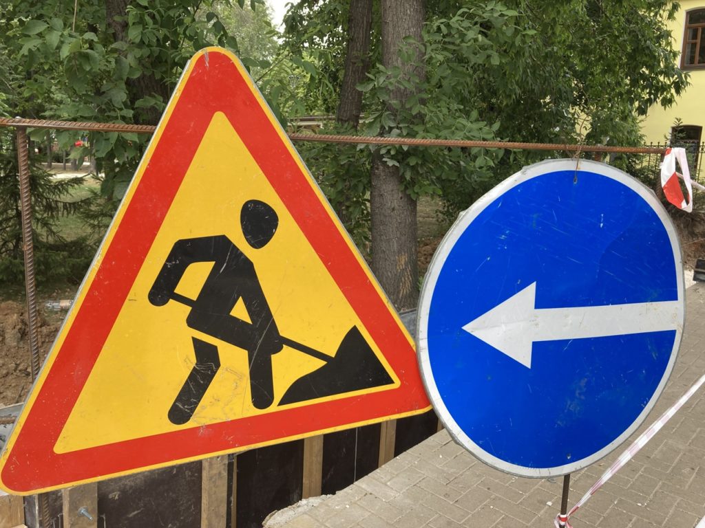 До конца августа в Рязани закрыто движение транспорта по улице Радищева По информации МУП «РМПТС», в связи с капитальным ремонтом теплотрассы закрыто движение транспорта на автомобильной дороге по улице Радищева от д. 38 до д. 39 до 23.00 31 августа.