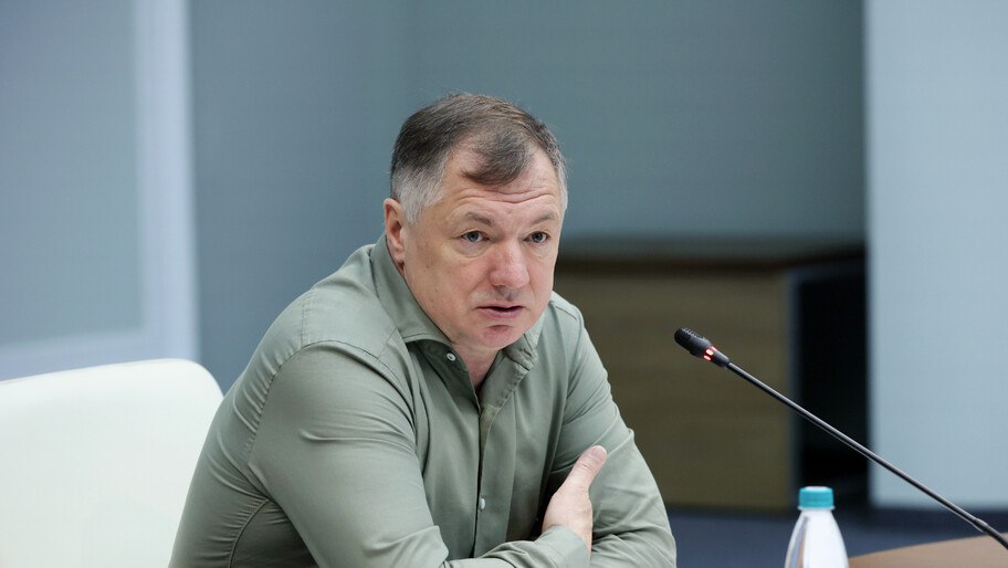 Хуснуллин призвал бизнес вкладываться в Донбасс и Новороссию Вице-премьер РФ Марат Хуснуллин отметил большие возможности для роста экономик исторических регионов и призвал все российские компании развивать там свой бизнес. «У нас принято решение и закон о свободной экономической зоне, что дает дополнительные льготы. Сегодня уже более 300 участников заявилось в эту свободную экономическую зону. Пользуясь случаем, вообще всех коллег приглашаю вкладываться в Новороссию. Там прекрасные возможности для роста, нечего там бояться», — заявил он на заседании «Деловой России». Фото: Пресс-служба Правительства РФ , VK и ОК и читайте новости на нашем сайте
