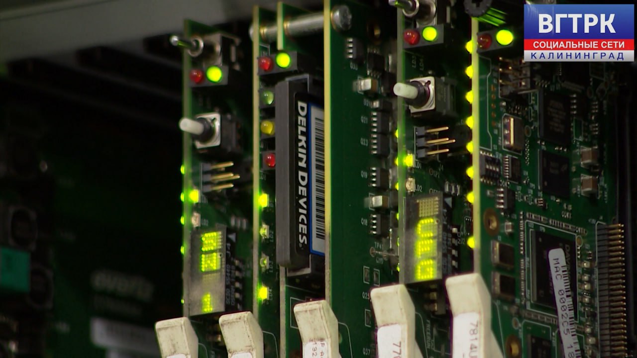 До 27 марта в Калининградской области будет наблюдаться явление называемое солнечной интерференцией Два раза в год весной и осенью в течение нескольких недель солнце способно создавать помехи которые влияют на телевизионный сигнал Это происходит из за того что раз в сутки звезда выстраивается в одну линию со спутником связи и наземным ретранслятором Явление не продолжительное не более пяти минут в сутки но в этот момент трансляция может пропадать Вести Калининград в MAX Присоединяйтесь