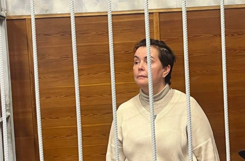 Председателя совета директоров Корпорации СТС Татьяну Черных оставили в СИЗО еще на три месяца Её обвиняют в мошенничестве в особо крупном размере часть 4 статьи 159 УК РФ По решению суда под стражей она пробудет до 15 февраля следующего года Суды Свердловской области Уралити