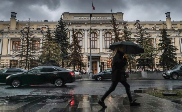 Банк России планирует расширить границы валютного контроля обязав уполномоченные банки собирать информацию об операциях по счетам нерезидентов в иностранной валюте а также о валютных операциях связанных с цифровыми правами международными расчетами с использованием векселей и драгоценных металлов В настоящее время валютный контроль распространяется на валютные операции резидентов их операции с нерезидентами а также операции нерезидентов в рублях В Ассоциации банков Россия РБК сообщили что собирают мнения банковского сообщества по данному вопросу Как пояснили в пресс службе регулятора изменения не предполагают ужесточения правил совершения операций резидентами и нерезидентами а вносятся исключительно для целей обеспечения учета таких операций На нерезидентов не возлагается обязанность по представлению документов код вида операции банки будут проставлять самостоятельно Старший научный сотрудник лаборатории структурных исследований ИПЭИ РАНХиГС Владимир Еремкин добавляет что в результате ЦБ получит полную картину движения иностранной валюты через российскую банковскую систему независимо от резидентства сторон тем самым будет устранена оставшаяся слепая зона Почему ЦБ инициировал эти изменения и как они повлияют на участников рынка читайте в подписке РБК Фото Андрей Любимов РБК Самые важные новости в телеграм канале РБК
