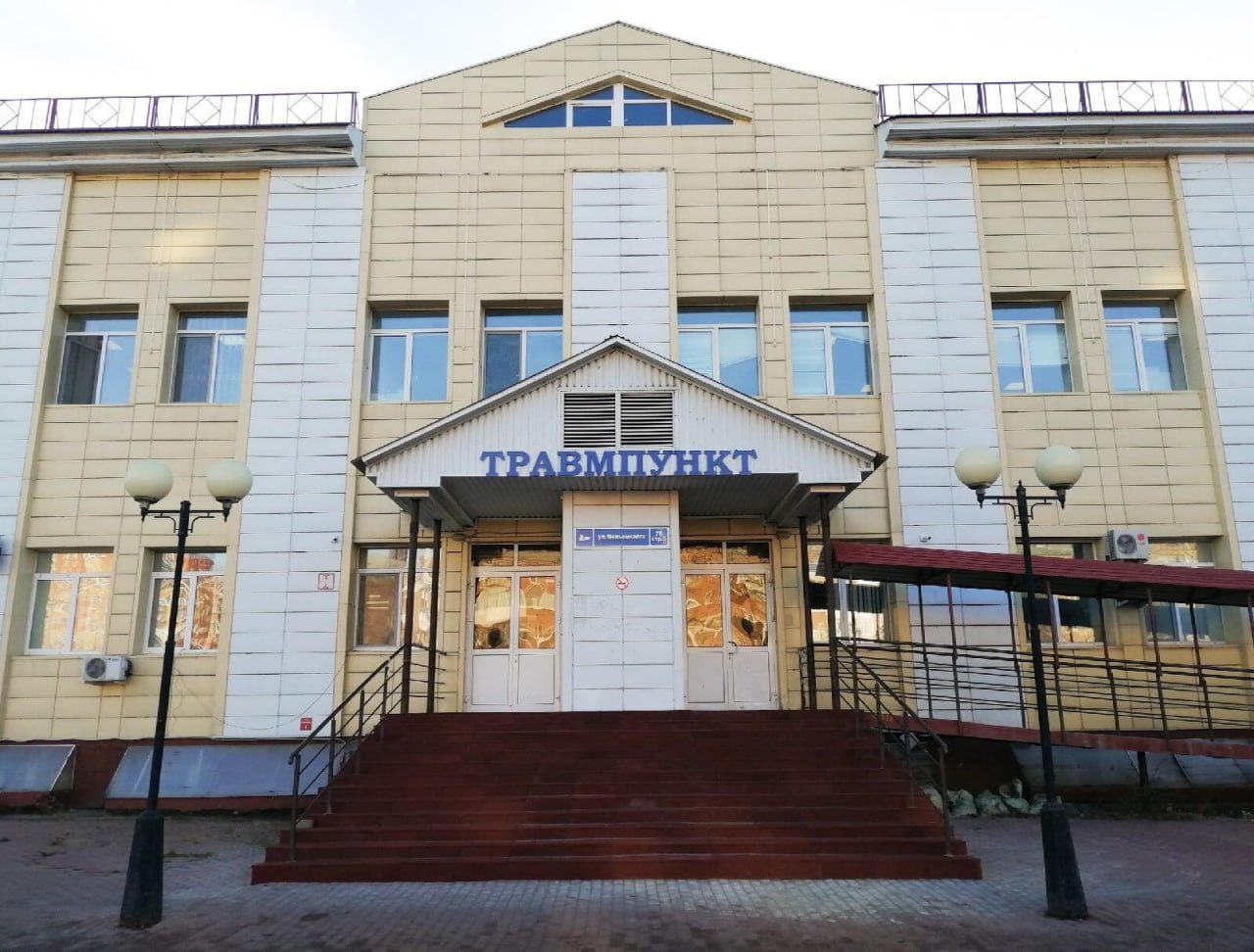 Из за гололедицы резко увеличилось число обращений к травматологам За сутки в травмпункт ОКБ 2 обратились более 300 человек Это в три раза больше чем обычно Травматологи настоятельно рекомендуют соблюдать простые меры предосторожности используйте обувь на устойчивой подошве с четким рельефным протектором Откажитесь от каблуков и кроссовок передвигайтесь по скользким участкам мелкими шагами не разговаривайте на ходу по мобильному телефону обходите замерзшие лужи участки с наклонной поверхностью и металлические крышки люков пожилым людям лучше использовать трость с противоскользящим наконечником или шипом на лестницах и при выходе из общественного транспорта держитесь за поручни Получить медицинскую помощь при ушибах можно в любой поликлинике города независимо от прикрепления Подписывайся на Тюменское время Мы в MAX