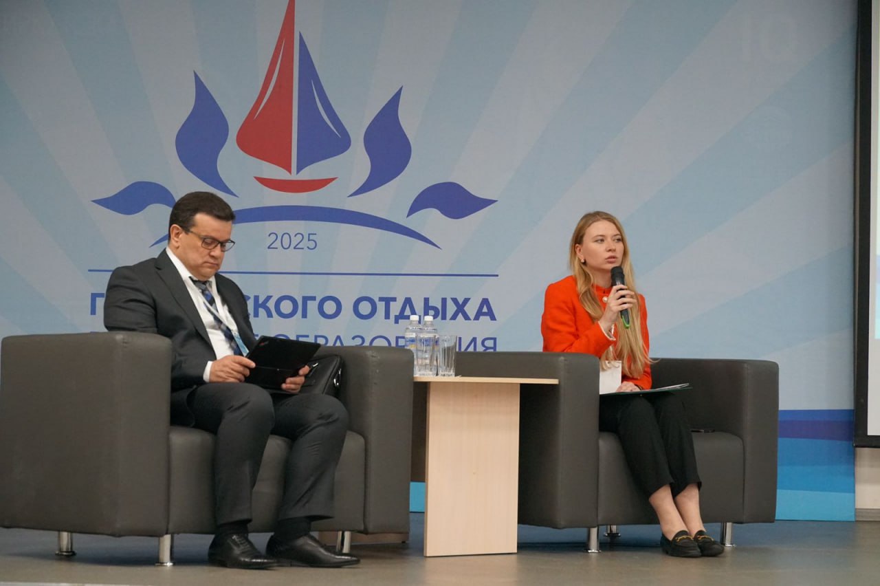 В Иркутской области прошёл семинар для организаторов детского отдыха и оздоровления из Сибирского и Уральского федеральных округов Мероприятие организовано Министерством просвещения Российской Федерации. Участниками стали более 60 человек из 16 субъектов РФ. Они обсудили с экспертами нововведения сферы, тенденции летней оздоровительной кампании 2025 года, особенности организации отдыха и оздоровления детей Старт семинару дала пленарная встреча с заместителем директора Департамента государственной политики в сфере воспитания, дополнительного образования и детского отдыха Минпросвещения России Натальей Кочетковой, министром образования Иркутской области Максимом Парфеновым, заместителем министра социального развития, опеки и попечительства Иркутской области Татьяной Плетан, руководителем Центра развития сферы отдыха и оздоровления детей Федерального центра дополнительного образования Еленой Писаревой. Также прошли пленарные встречи, тематические часы, круглые столы, мастер-классы, образовательные курсы, профессиональные пробы, экскурсии на объекты строительства быстровозводимых конструкций. Подробнее – на официальном портале Иркутской области.