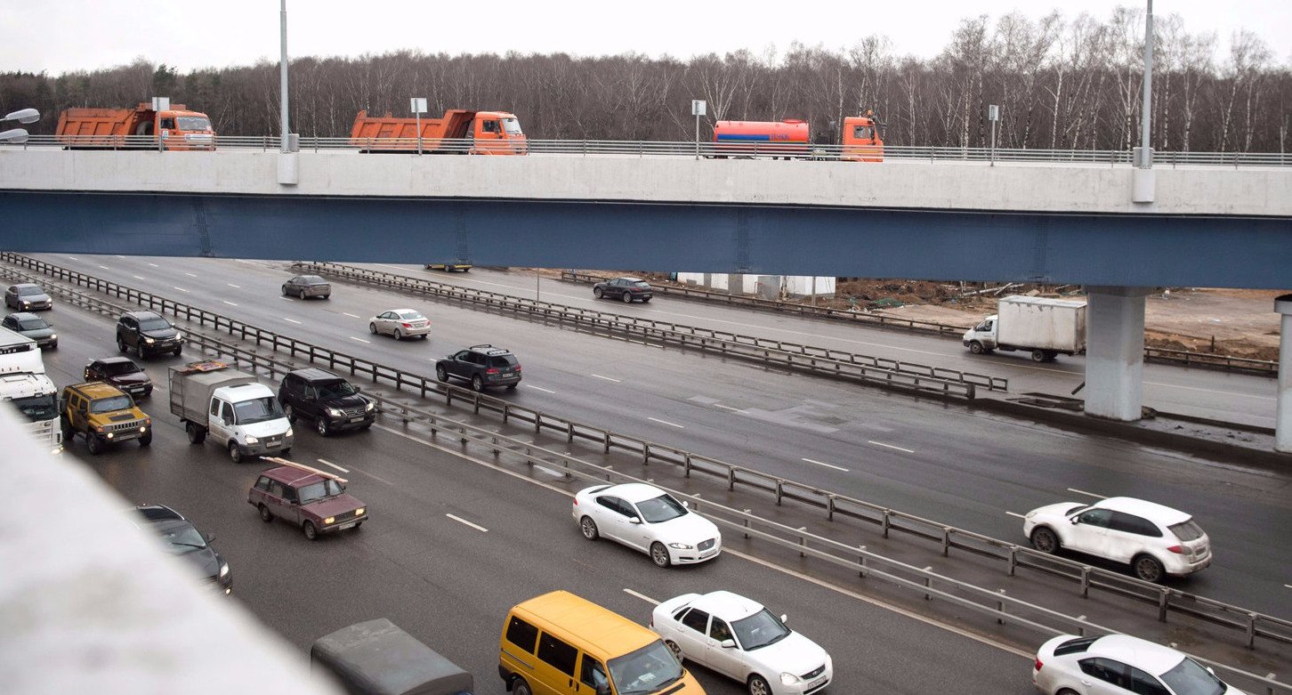 Два ДТП произошло на МКАД утром 17 марта  Госавтоинспекция Москвы сообщила о двух ДТП на МКАД утром 17 марта. Так, первая авария произошла на внешней стороне 75 километра. По предварительным данным, столкнулись четыре автомобиля.  В результате ДТП пострадал ребенок. С различными травмами его эвакуировали в больницу. Сейчас движение транспорта осуществляется по двум полосам из пяти.  Второе ДТП произошло на внешней стороне 67 километра…