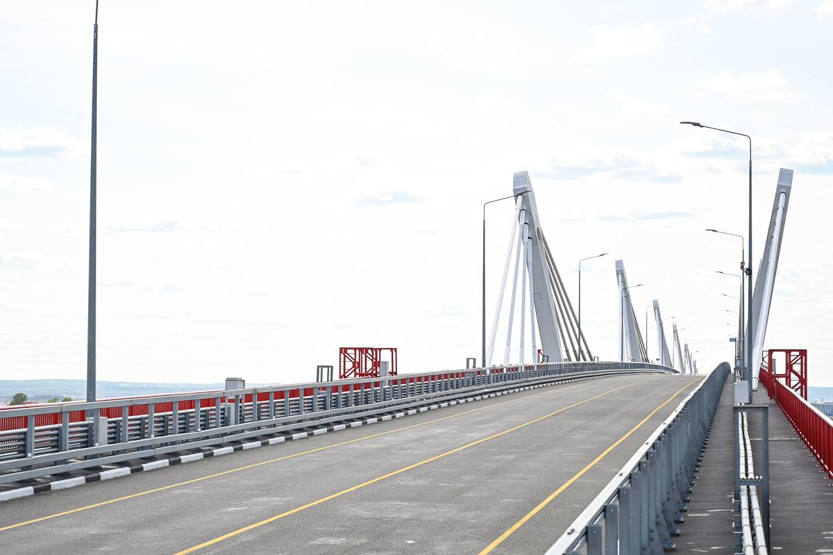 Когда по мосту через Амур поедут легковые автомобили Амурской правде об этом рассказала министр внешних связей Амурской области Екатерина Киреева По ее словам переговоры России и Китая идут с хорошей динамикой Стороны прорабатывают все детали от взаимного признания прав до страховок Готовят инфраструктуру навигацию и даже просветительскую работу для водителей Правовая основа для запуска появится в горизонте года ampravda