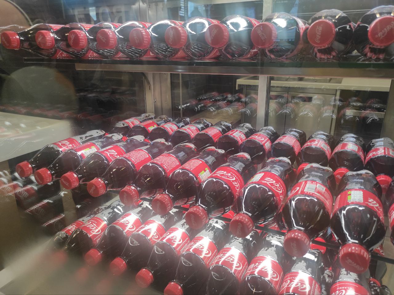 В Астрахани наказали колонией иностранца за поставки Coca Cola без маркировки Советский районный суд Астрахани вынес приговор в отношении 25-летнего жителя одной из стран Центральной Азии по уголовному делу о распространении контрафакта. Об этом сообщает пресс-служба регионального УФСБ. Фигурант получил один год и два месяца исправительной колонии общего режима. Также суд оштрафовал его на 400 тыс. руб. Приговор вступил в законную силу. Как выяснилось, фигурант организовал в Астраханской области незаконный канал поставки и продажи Coca Cola Classic. Напиток не имел маркировки и информации, предусмотренной российским законодательством. У мужчины изъяли бутылки газировки на сумму свыше 2 млн руб. Все эксклюзивы