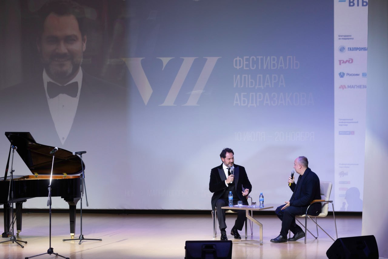 ВТБ представит в Севастополе VIII Международный музыкальный фестиваль Ильдара Абдразакова Ильдар Абдразаков – заслуженный артист РФ, народный артист Республики Башкортостан и Республики Татарстан, лауреат Государственной премии РФ. Открытие с участием ведущих солистов Большого и Мариинского театров, «Геликон-оперы» и Новой оперы пройдет 12 августа в Севастопольском центре культуры и искусств. Впервые в истории фестиваля он пройдет в Крыму. Образовательная программа уже привлекла более 5800 заявок со всего мира и выпустила более 220 участников. В прошлом году программа была усилена «Летней школой Ильдара Абдразакова», созданной при поддержке ВТБ, – десятидневным интенсивом в Санкт-Петербурге для одаренных вокалистов. : Евгений Евтюхов ВЕСТИ КРЫМ