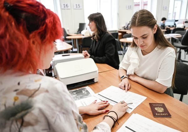 В Совфеде призвали девушек получать образование, а не заводить детей в школе  Такое мнение на пресс-конференции высказала глава комитета по социальной политике Елена Перминова.  «Я ни в коей мере не поддерживаю то, что у нас в обществе звучало, что нужно поддерживать девочек, которые учатся в школе. Я очень осторожно к этому отношусь. Я считаю, что нужно закончить школу, получить образование. А когда уже человек совершеннолетний и создаёт осознанно свою студенческую семью, вот здесь надо поддерживать такие семьи», — сказала сенатор.    Подпишись на «Говорит Москва»