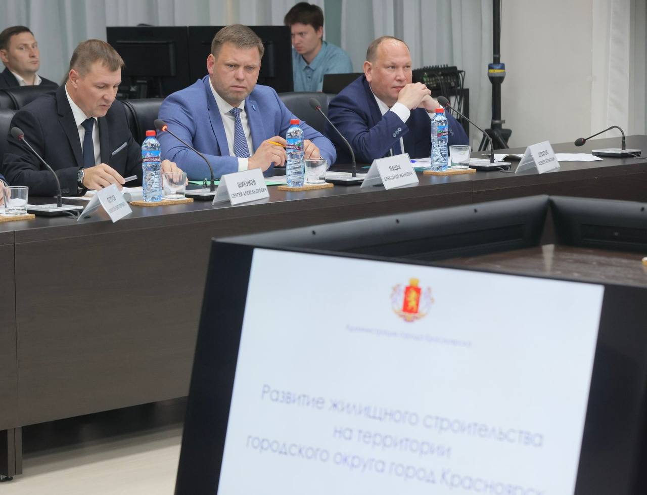 Ситуацию на рынке жилищного строительства и перспективы развития отрасли обсудил с руководителями компаний-застройщиков.   За полгода в крае введено уже более 720 тыс. кв. метров жилья. Это на 13% больше, чем за аналогичный период 2024-го. До конца года в планах - более 1,1 млн кв. метров. При этом основная доля новых многоквартирных домов приходится на Красноярск. Чтобы решить проблему прошлых лет, когда строились целые микрорайоны без социальной инфраструктуры, сегодня по-новому выстраиваем взаимодействие строителей и власти. Цель - совместными усилиями обеспечить своевременное появление необходимых жителям социальных объектов, а также благоустройство территорий.   Еще раз подчеркнул, что будем настаивать именно на таком комплексном подходе к созданию современной городской среды.  Также поручил правительству разработать региональную программу развития жилищного строительства в крае до 2036 года для выполнения государственной задачи по вводу жилья в рамках национальных проектов.