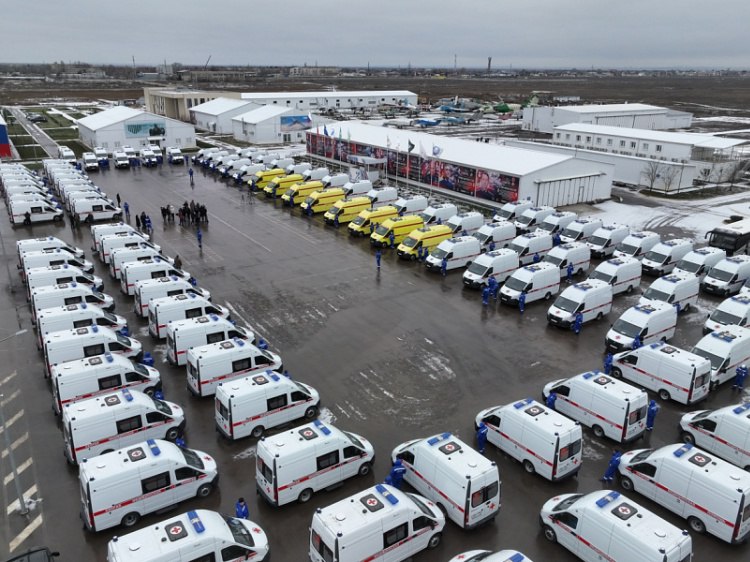 В Волгоградской области закупили еще 100 машин для скорой помощи В Волгоградской области новыми автомобилями пополнили парк скорой медицинской помощи Как рассказали Волжский ру в региональной администрации торжественная передача техники состоялась на базе центра военно патриотического воспитания Юный ястреб Уже в начале 2026 года 92 автомашины класса В и 8 реанимобилей класса С для наиболее сложных случаев выйдут на маршруты Они оснащены полным комплектом необходимого медицинского оборудования Их приобрели на условиях лизинга Кроме основной партии в декабре 2025 года отдельно для клинической больницы скорой медицинской помощи 25 закупают еще два реанимобиля класса С Добавим с 2014 года в медицинские организации Волгоградской области передали 441 новую скорую Подробнее на Волжский ру www volzsky ru index php wx 16 wx2 82268 ВолжскийРу волжский vlz