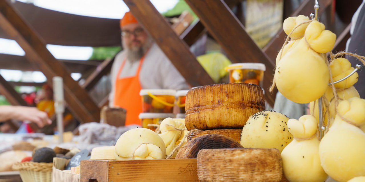 19 июля в Иванове пройдет традиционный Фестиваль фермерских продуктов    Более 20 региональных производителей  в т.ч. «Сытая Дуся», Пучежский сыродельный завод, «Экопродукт», «Косби-М», «Кладовая солнца», «Сыры из Куликова», «Живая ферма Суховых» и др.  представят сыры, молочные продукты, колбасы и мясные деликатесы, копченую рыбу, пряники, зефир, мед, чай, соусы, растительные масла и цветы.   Ярмарка пройдет на площадке у ТЦ «Купеческий». Время работы — с 10 до 16 часов.