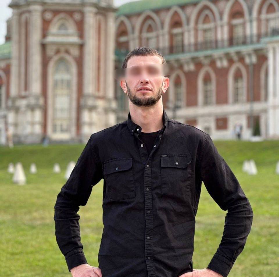 В Москве на 13 суток арестовали мужчину, снимающего девушек в кабинках туалета в ТЦ. 35-летнего Артура А., которого в начале мая поймали за съемкой в кабинках женского туалета в ТЦ «Саларис», арестовали на 13 суток. Против мужчины завели дело о мелком хулиганстве. В деле также сообщается, что причиной для ареста стала нецензурная брань в момент задержания и то, что москвич игнорировал замечания сотрудников МВД. Мужчина признал свою вину, он отбывает наказание с 5 мая. «Мне кажется, это неплохое наказание для него. В следующий раз он и те, кто занимаются подобным, несколько раз подумают, прежде чем делать это», — прокомментировала пострадавшая девушка. ЧП / Москва