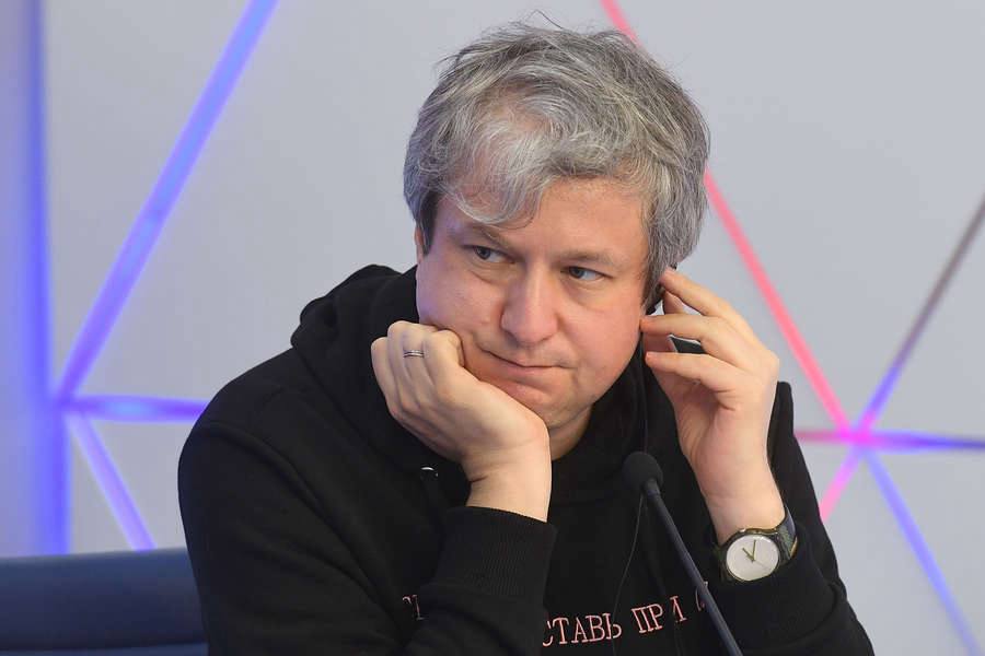 Российский кинокритик Антон Долин объявлен иноагентом стал гражданином Молдавии Также гражданство получили супруга критика Наталия Хлюстова в прошлом директор отдела продаж Walt Disney Studios Sony Pictures Releasing и журналист Глеб Пьяных объявлен иноагентом Указ о присвоении гражданства подписала президент Молдавии Майя Санду