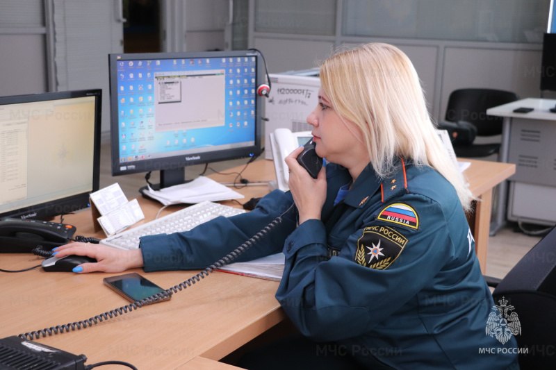 На 90% за прошедшие сутки увеличилось количество звонков из категории «детская шалость», поступивших на номер 112. За минувшие выходные зарегистрировано 15 звонков, в понедельник – 57. Большая часть вызовов совершалось из Дмитриевского района. Диспетчеры службы 112 провели беседу с детьми и их родителями, а также напомнили об административной и уголовной ответственности за такие ложные звонки. Всего на номер экстренных служб из этой категории с начала 2025 года поступило более 2000 звонков. «Служба спасения 112» - это единый номер вызова экстренных служб, по которому круглосуточно и бесплатно можно вызвать пожарных, полицию, медиков и службы жизнеобеспечения. Детская шалость по номеру 112 может стоить кому-то здоровья, личного имущества и самого главного - жизни. МЧС Курск. ПОДПИСАТЬСЯ
