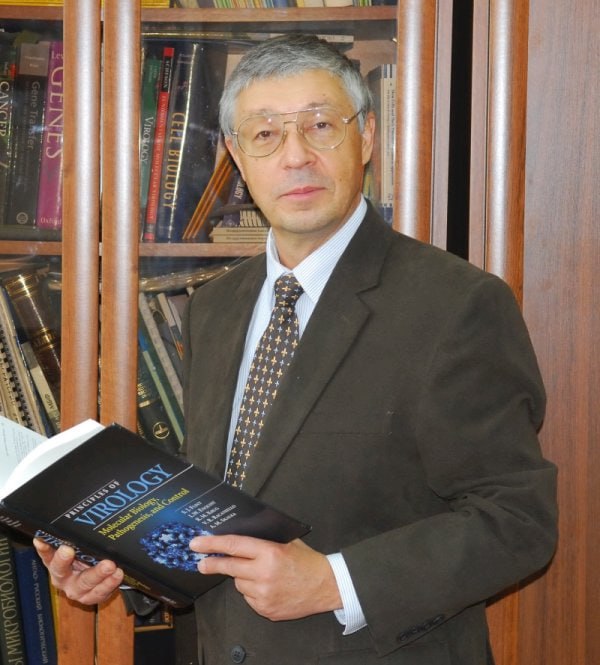 В среду 11 февраля 2026 г в 11 00 в Конференц зале ЛЯП ОИЯИ состоится общелабораторный семинар Новые направления в онкотераностике академика профессора доктора биологических наук Сергея Михайловича Деева Институт биоорганической химии имени М М Шемякина и Ю А Овчинникова РАН г Москва НИЦ Курчатовский институт Москва НИЦ Онкотераностика Томск Предложена концепция доставки противоопухолевых препаратов которая является альтернативой существующим подходам основанным на эффекте повышенной проницаемости и удержания EPR Наш подход основан на усиленном накоплении наноносителей с лекарственным средством в сосудах опухоли с последующим быстрым высвобождением инкапсулированного препарата что приводит к эффективному проникновению лекарства в целевую ткань Селективность доставки терапевтического агента к целевым клеткам важна для снижения общей токсической нагрузки на организм Мы предложили ряд подходов основанных на многофункциональных структурах которые сочетают адресные модули для распознавания опухолевых клеток и агенты для точной диагностики и эффективной терапии рака Продемонстрирован синергетический эффект комбинированной иммуно и химиотерапии основанный на селективной доставке к опухоли соединений имеющих различный механизм действия Для фотодинамической терапии ФДТ глубоко залегающих опухолей разработана методология генетически кодируемой биолюминесцентной резонансной передачи энергии BRET активируемой ФДТ которая объединяет внутренний источник света и фотосенсибилизатор в единой генетической конструкции С помощью псевдотипированных вирусов ее можно доставлять в опухоли расположенные на практически неограниченной глубине Для улучшения фармакокинетики увеличения времени пребывания в крови и снижения накопления в почках малых целевых агентов мы предложили слияние адресного полипептида с доменом связывающим альбумин Это предотвращает быструю почечную экскрецию и высокую почечную реабсорбцию что приводит к лучшему нацеливанию на опухоль Рабочий язык русский Приглашаются все заинтересованные сотрудники