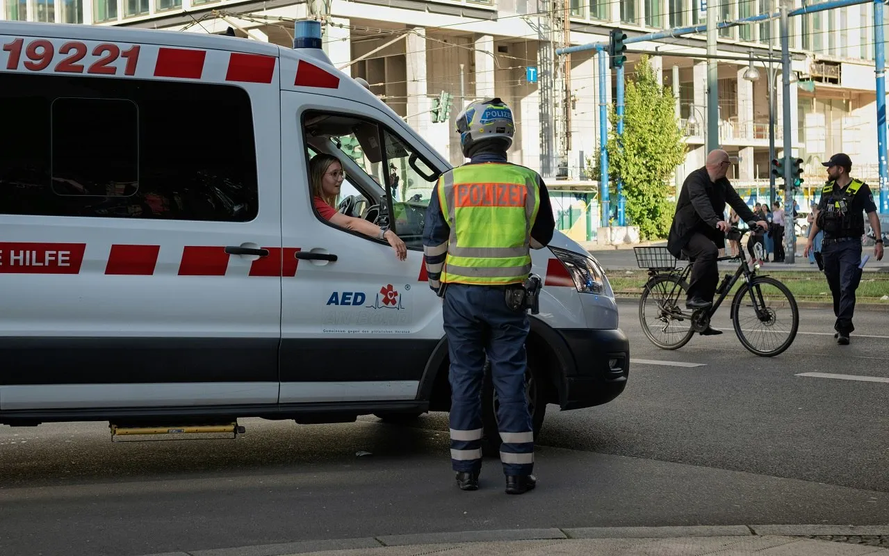 В центре немецкого Лейпцига автомобиль врезался в толпу людей Погибли минимум два человека около 20 пострадали Водителя задержали Фото Nico Knaack Unsplash com