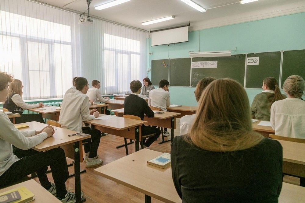 75 туляков поддерживают предложение дать возможность выпускникам пересдавать ЕГЭ по всем предметам по выбору 75 экономически активных туляков поддерживают предложение депутатов разрешить выпускникам 11 классов пересдавать ЕГЭ по всем предметам по выбору в том же году до окончания приемной кампании в вузах Об этом свидетельствуют данные опроса сервиса SuperJob Против высказались 8 опрошенных еще 16 затруднились с ответом Для подготовки к ЕГЭ у будущего студента есть как минимум 2 года поэтому несдача является исключительно его проблемой тем более что этот же человек в ближайшем будущем будет одной из миллионов опор страны Я считаю что самое лучшее для восстановления наших традиций и знаний это отказаться от ЕГЭ и вернуть методы советского образования Женщины значительно чаще мужчин поддерживают инициативу Среди горожан до 35 лет сторонников больше чем среди тех кто старше Поддерживает возможность пересдачи всех предметов по выбору и большинство учителей преподающих в 10 11 классах 66 27 педагогов против 7 затруднились с оценкой инициативы Учить предмет важно на протяжении всех 11 лет обучения в школе Экзамен рассчитан именно на этот фактор Тот кто добросовестно трудится этот экзамен может сдать с первого раза Ожидаемо что больше всего сторонников нововведения среди родителей учеников 10 11 классов за 9 из 10 Источник