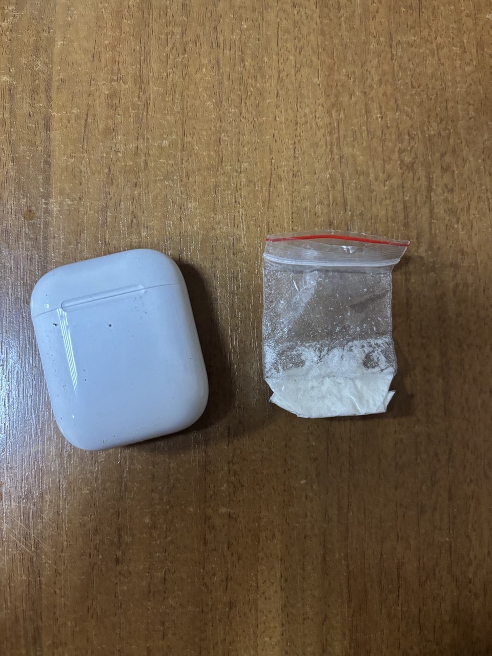 В Казани сотрудники отдельного батальона ППСП отдела полиции на метрополитене задержали подозреваемого в хранении запрещенного вещества Сотрудники ОБ ППСП отдела полиции на метрополитене УМВД России по г Казани при патрулировании обслуживаемой территории в Московском районе заметили подозрительного мужчину у которого при личном досмотре был обнаружен пакетик с неизвестным веществом Полицейские в присутствии понятых изъяли запрещенное вещество и направили на исследование Гражданина задержали и доставили в отдел полиции для разбирательства Установлено что задержанным оказался ранее судимый уроженец Нижегородской области 1986 года рождения Согласно справке об исследовании изъятое является наркотическим средством мефедрон общей массой 1 21 гр Установлено что данное наркотическое средство злоумышленник хранил при себе без цели дальнейшего сбыта Возбуждено уголовное дело по признакам преступления предусмотренного ч 2 ст 228 УК РФ Незаконные приобретение хранение наркотических средств в крупном размере В настоящее время решается вопрос об избрании подозреваемому меры пресечения Пресс служба Управления МВД России по г Казани