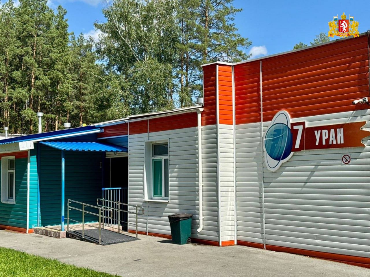 Новый проект по отдыху и оздоровлению свердловских школьников анонсировала заместитель губернатора министр здравоохранения Свердловской области Татьяна Савинова Рабочее название проекта Классные каникулы Он подразумевает круглогодичный организованный выезд целых учебных классов начальной школы в загородные лагеря с 2027 года Путёвки будут предоставлены за счёт средств областного бюджета Школьники вместе со своим учителем смогут отправиться в лагеря на 7 или 14 дней чтобы учиться и оздоравливаться Эта инициатива очень важна для малышей которые более подвержены проявлению школьных болезней ухудшению зрения осанки Свежий воздух массаж лечебные процедуры кислородные коктейли положительно повлияют на здоровье и настроение ребят Мощности имеющихся в регионе загородных лагерей хватит на 500 классов которые будут выезжать в течение года Если родительская общественность поддержит идею то к 2027 году регион закончит подготовку к приёму детей улучшит инфраструктуру загородных учреждений отдыха   Татьяна Савинова предложила присоединиться к обсуждению инициативы родителям и жителям Свердловской области его формат определится в январе следующего года Подписывайтесь на канал Свердловской области в Max