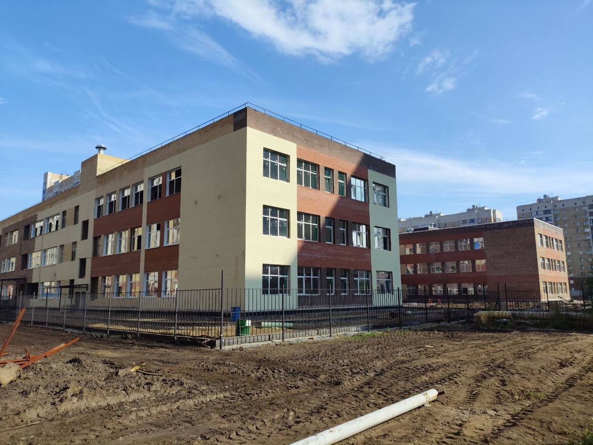 В Омске ввели в эксплуатацию школу долгострой в микрорайоне Серебряный берег Департамент архитектуры выдал соответствующее распоряжение ещё в конце декабря Напомним что местное образовательное учреждение на 1100 мест начали строить в 2022 году а сдать планировали в декабре 2024 года Изначально в качестве подрядчика была выбрана компания Капитал развитие Впоследствии контракт с ней расторгли из за срыва сроков работ Новым подрядчиком стало ООО Русстрой К возведению объекта приступили в июне 2024 года а в качестве срока исполнения называли июль 2025 года Теперь же двери школы долгостроя должны распахнуться в сентябре текущего года Om1 Омск в MAX