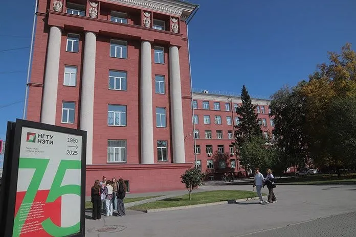 В Новосибирском государственном техническом университете завершился приём заявок от желающих участвовать в конкурсе на пост ректора вуза Помимо нового исполняющего обязанности главы НГТУ Игоря Марчука в этом перечне еще десять фамилий Ученый совет НГТУ утвердил кандидатов заявившихся в ректоры и направил его в аттестационную комиссию Минобрнауки РФ Континент Сибирь изучил список из 11 претендентов среди которых в том числе первые лица вуза В утвержденном перечне претендентов на пост главы фигурируют только представители университета включая бывшего декана механико математического факультета Новосибирского государственного университета выпускника механико математического факультета НГУ доктора физико математических наук профессора РАН Игоря Марчука На прошлой неделе учредитель НГТУ Министерство науки и высшего образования РФ назначил его исполняющим обязанности ректора Новосибирского государственного технического университета Кроме Марчука от действующей администрации вуза в выборах планируют участвовать первый проректор Василий Янпольский и проректор по учебной работе Сергей Чернов Продолжение по ссылке